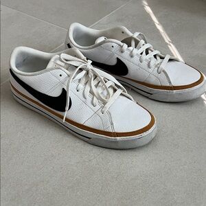 Nike Men's White and Black Leather Court Legacy Sneakers